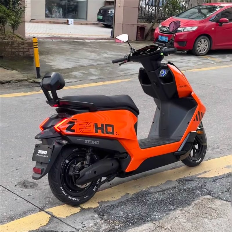 适用极核AE4电摩电自靠背铝合金直上后靠背一体坐加厚靠垫改装件