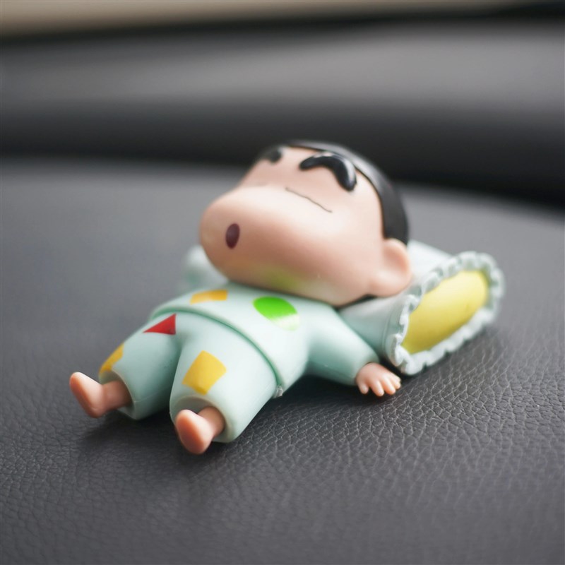 蜡笔小新可爱萌睡汽车创意中控台饰品车载摆件车内装饰个性公仔