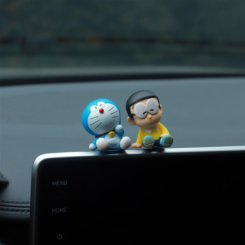 2024新款车内饰品摆件v中控台屏幕装饰摆件机器猫大雄车载