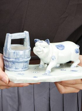 新古典中式青花瓷生肖猪笔筒摆件客厅家居书房书桌陶瓷水桶摆设品