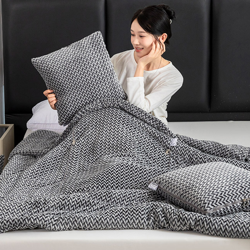 加厚绒保暖抱枕被子两用办公室午B睡二合一毯车载靠垫枕头新冬摺