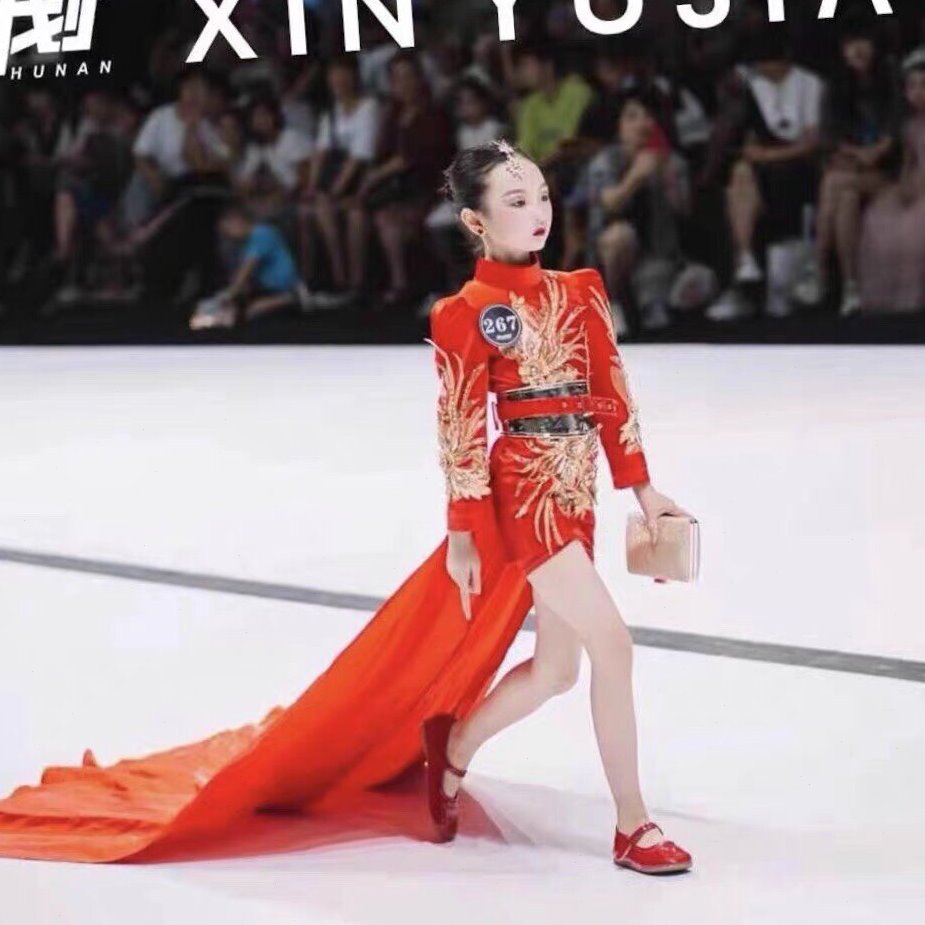 儿童中国风模特走秀礼服 女童国潮风前短后长拖尾潮服