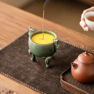 越窑青瓷线香香炉家用三足供奉小香炉上香陶瓷香插禅意鼎式炉摆件