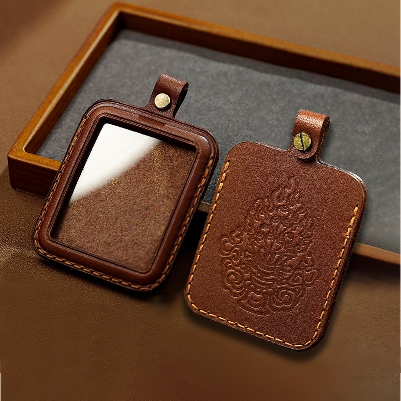 新非遗唐卡藏式包壳手工牛皮方形随身吊坠挂件金V刚杵嘎乌盒皮套