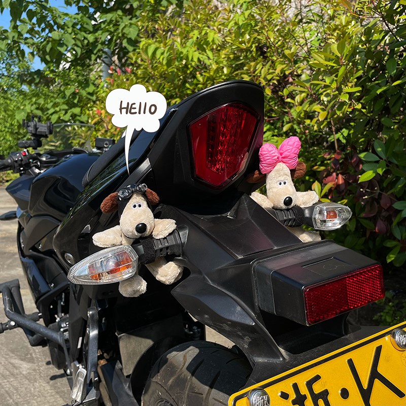 飞行员掌门狗摩托车尾灯装饰品挂件趴趴玩偶公仔机车小配件可爱