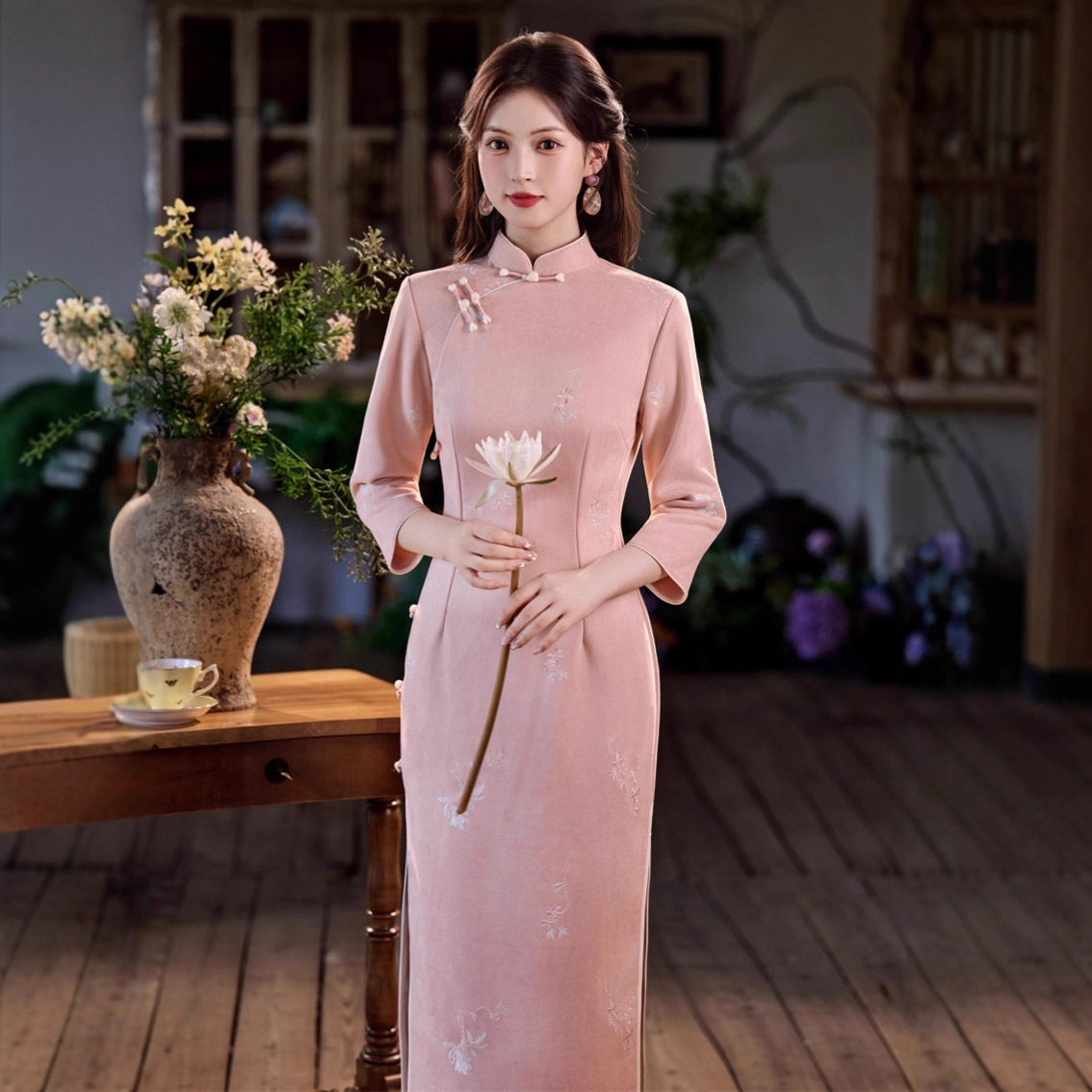 2025秋冬款仿麂皮绒刺绣侧扣长款旗袍年轻款粉色新中式订婚女旗袍