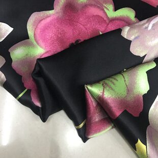 苏鸿真丝布料黑底大花朵印花素绉缎25姆米桑蚕丝喷绘重缎丝绸面料