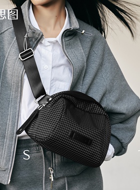 百思图黑色包包斜挎包男女胸包女高级感女包腰包通勤包男垮包骑行