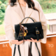 百思图双肩包包2026新款 斜挎包女小众高级女包手提复古通勤邮差包