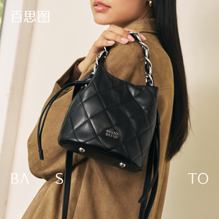 百思图水桶包包2026新款女士斜挎包女黑色菱格手提链条包女包单肩