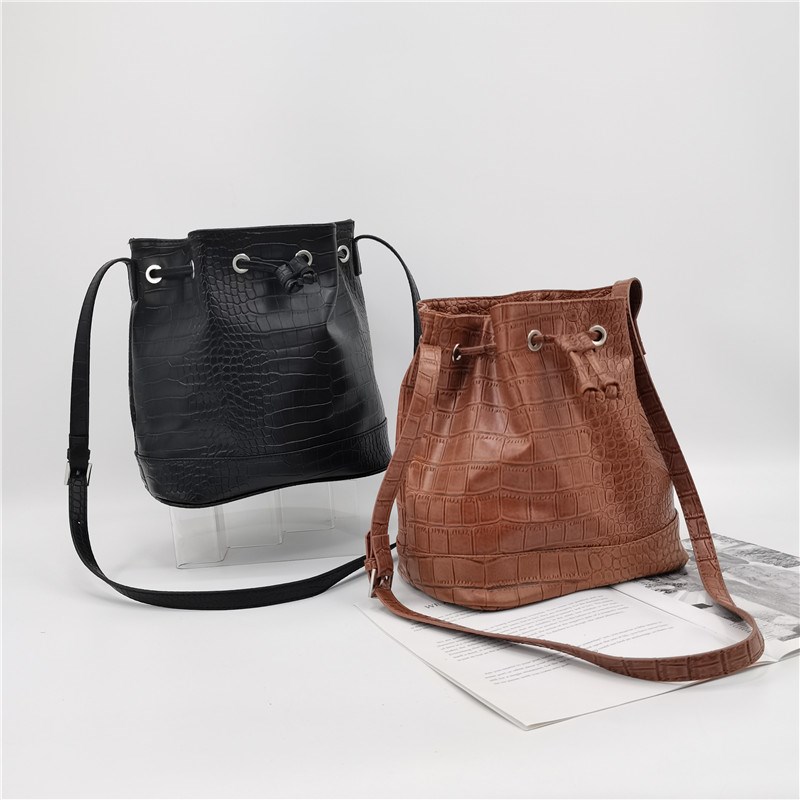 包包女士2024新款秋冬斜挎大容量水桶包抽绳开关设计大气单肩女包