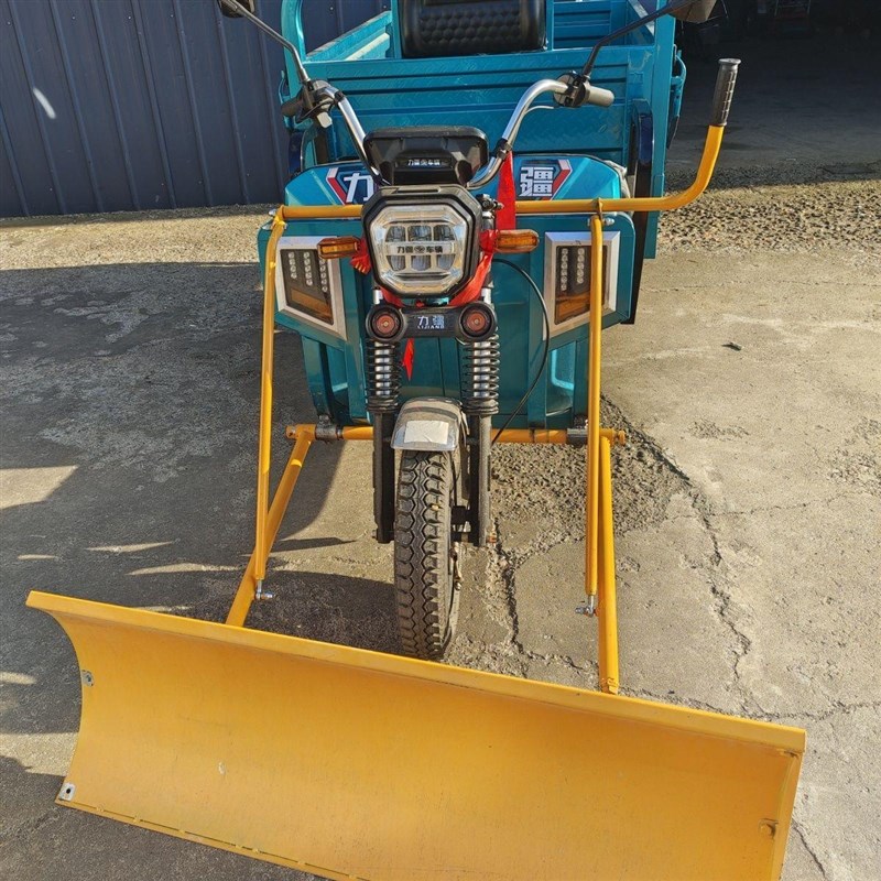 电动三轮车推雪铲新款加厚三轮车带推雪铲推粮食推粪农用铲