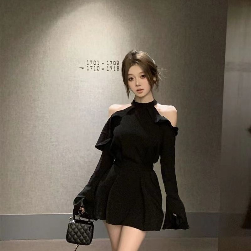 黑色挂脖喇叭袖露肩连衣裙女2024春秋新款收腰显瘦性感包臀短裙子