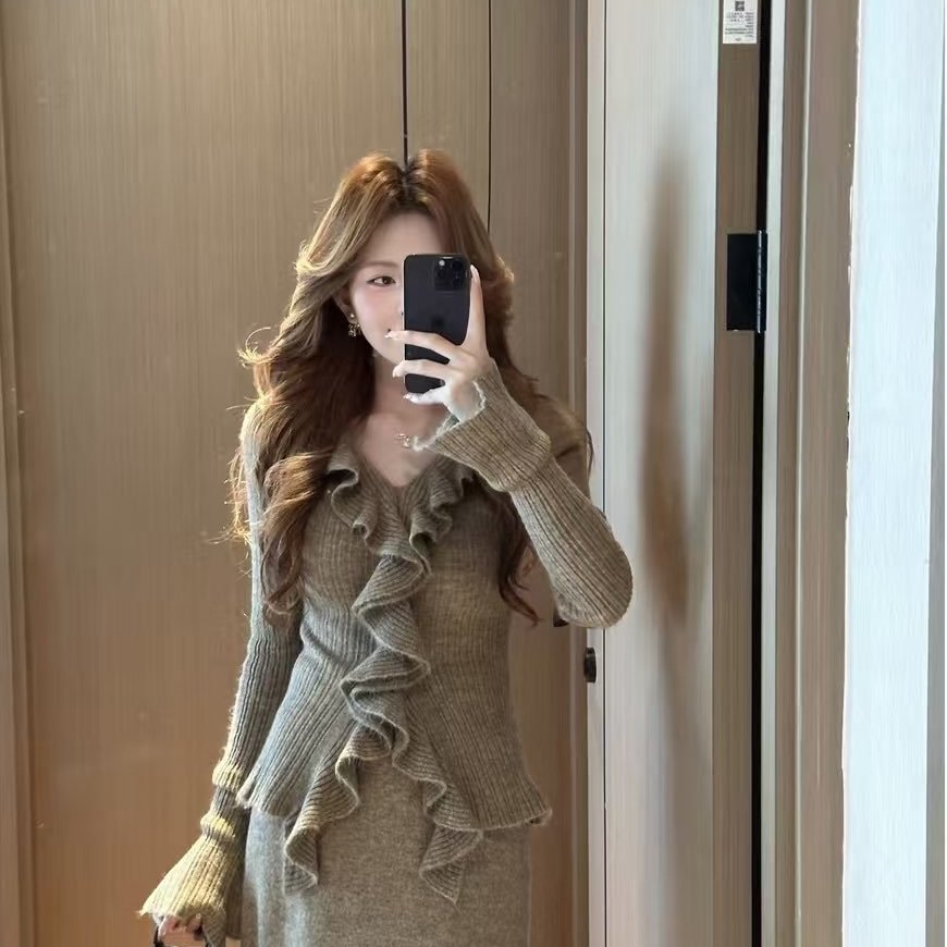 V领毛衣洋气设计感荷叶边上衣半身裙两件套秋秋新款温柔针织套装