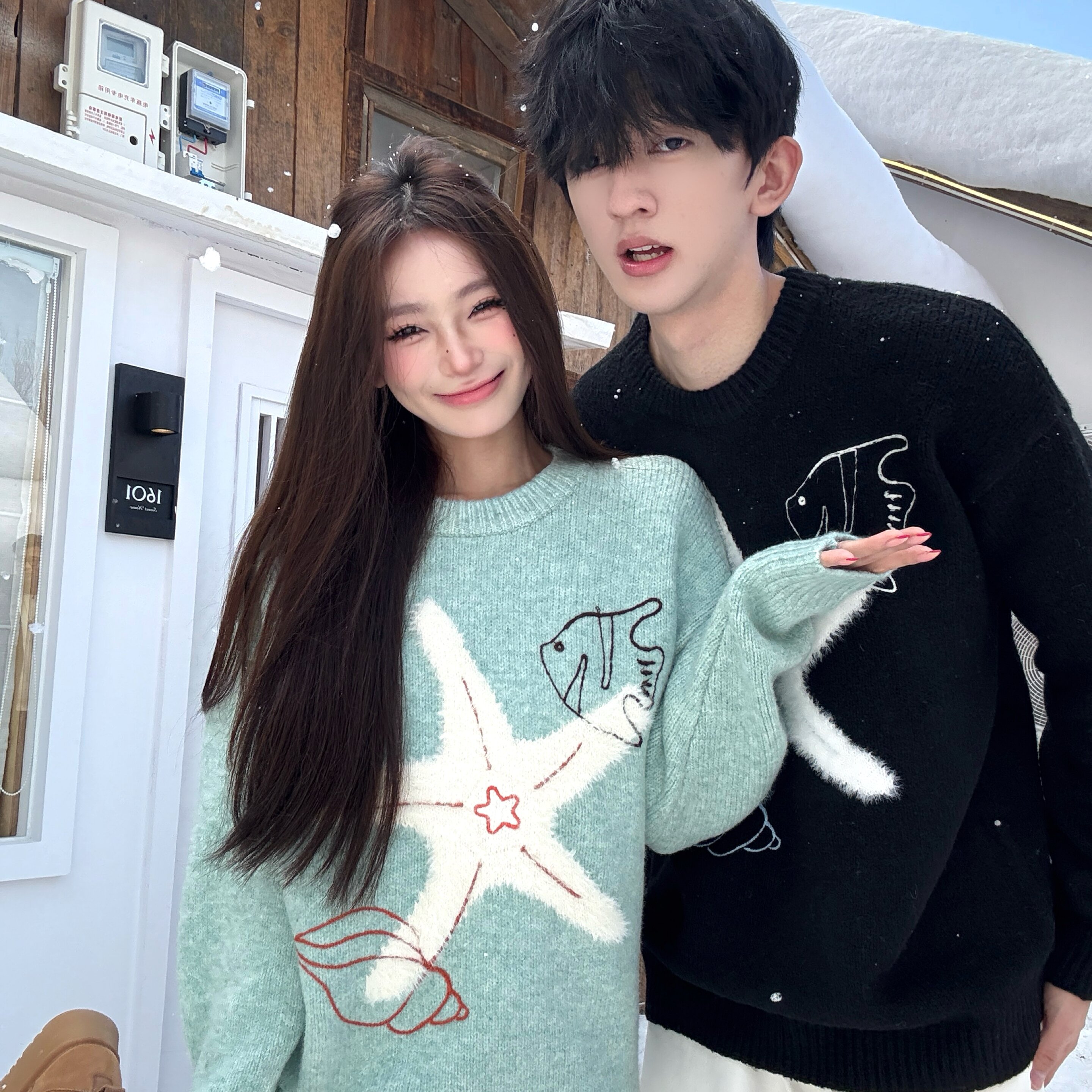 实拍情侣装男女刺绣卡通圆领套头毛衣