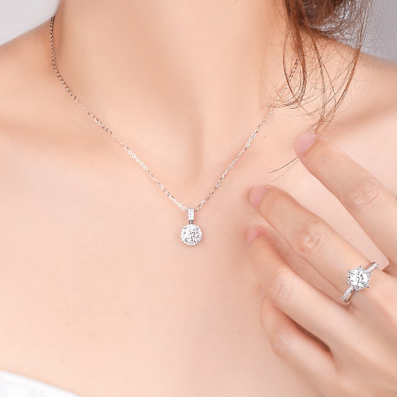 小众星辰18K白金项链50分一克拉IGI人工培育钻石吊坠铂金圆包围镶