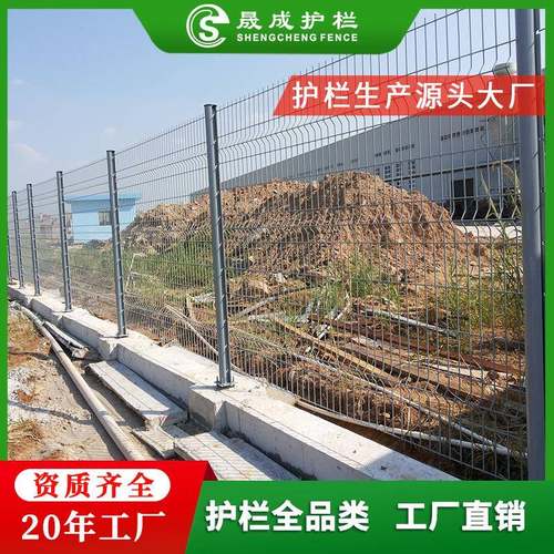 景区桃形柱护栏网工厂小区农场护栏铁丝网围墙三角折弯围栏定制