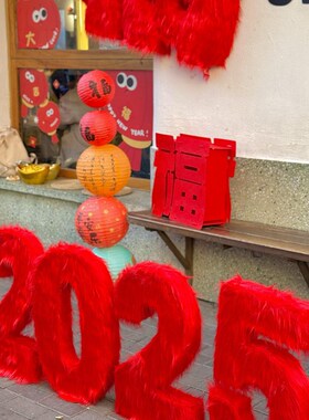 创意古怪精灵长毛绒怪兽毛毛花朵橱窗美陈打卡P布置毛茸茸摄影道