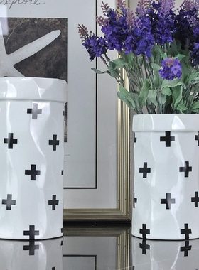 后现代创意北欧风格陶瓷皱褶白色柱形黑十字几何花瓶家居台面饰品