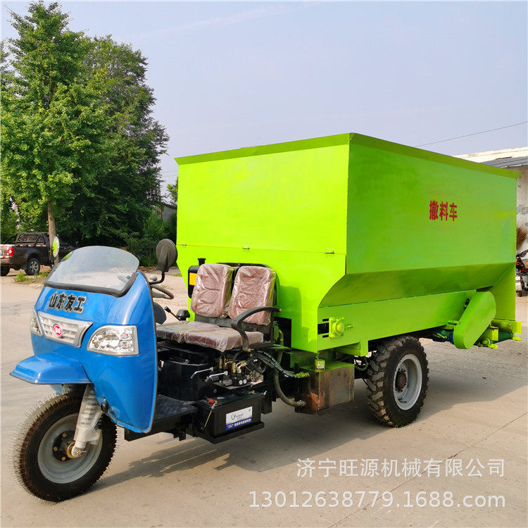 新型电动撒料车视频 柴油5方撒料车价格 双向出料投料车