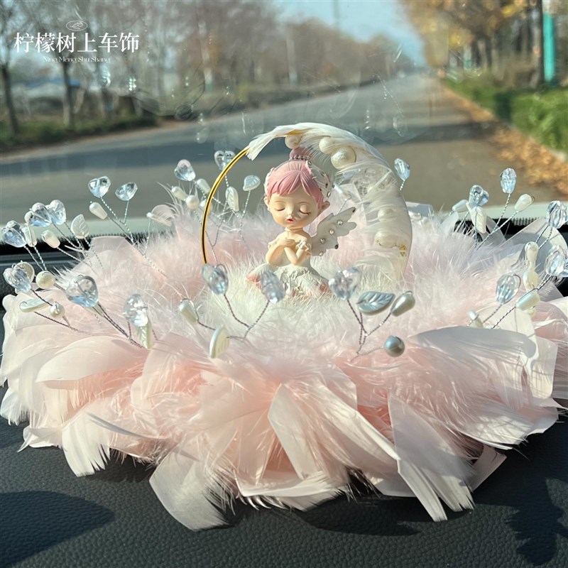 可爱卡通创意个性萌娃车载v摆件小汽车粉色羽毛垫中控台装饰用品