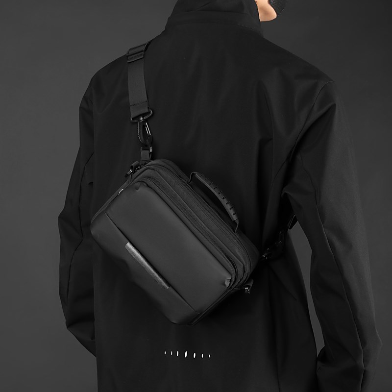 日系简约单肩包男士休闲横款斜挎包防水潮流相机包商务邮差包胸包