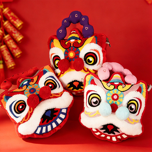 新年国潮醒狮刺绣卡通喜庆抱枕可爱儿童斜挎包拜年装红包零钱包包