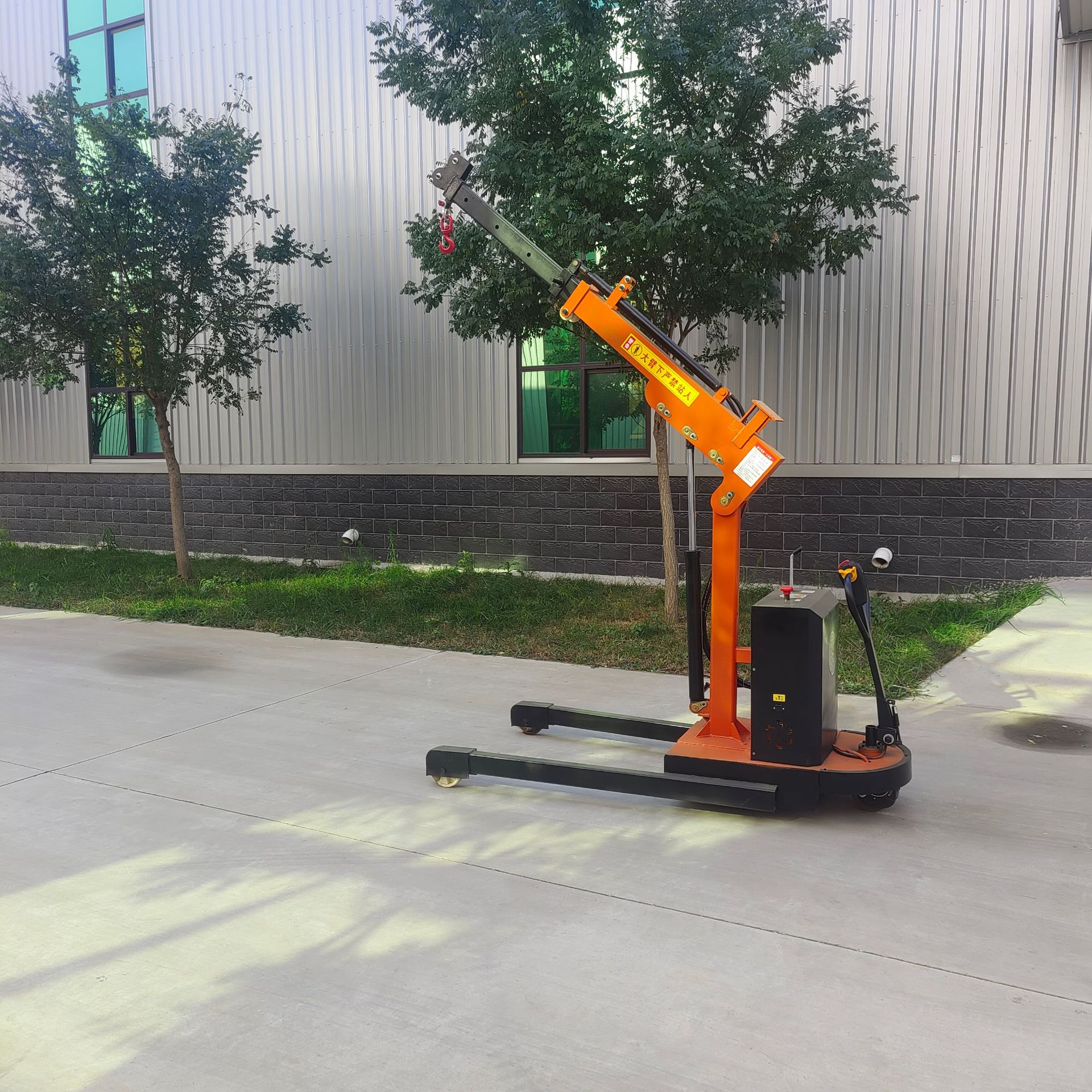室内车间吊装模具配重平衡式液压电动行走吊车 移动装卸车小吊机