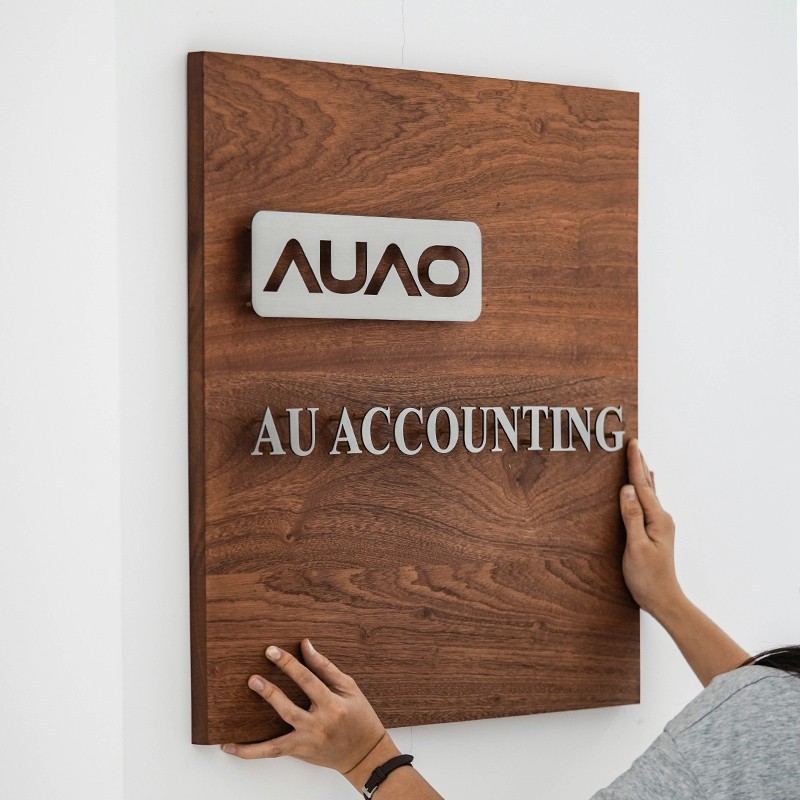 定制胡桃木镶嵌悬浮铜字门牌实木刻E字金属嵌字标识牌广告挂牌招