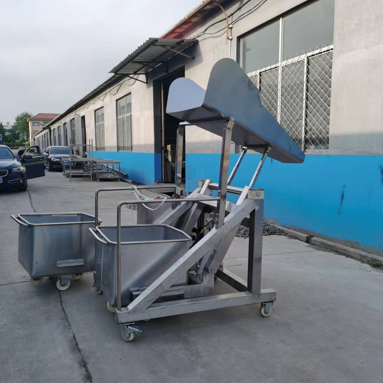 滚揉机自动喂料机料斗车液压提升机200升料斗车上料机