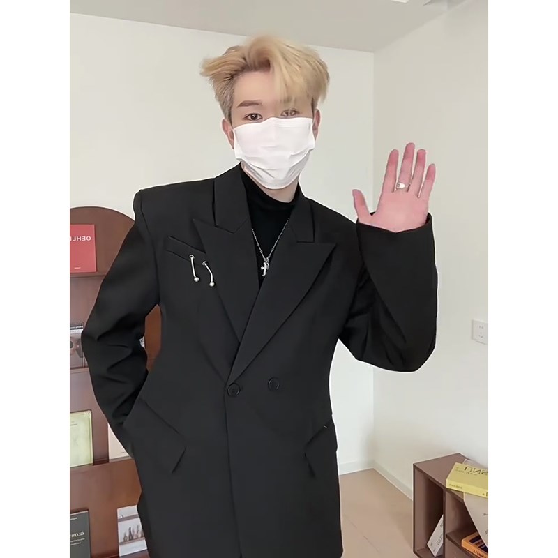 痞帅韩版垫肩收腰西服男模穿搭高级感英伦风外套黑色戗驳领小西装