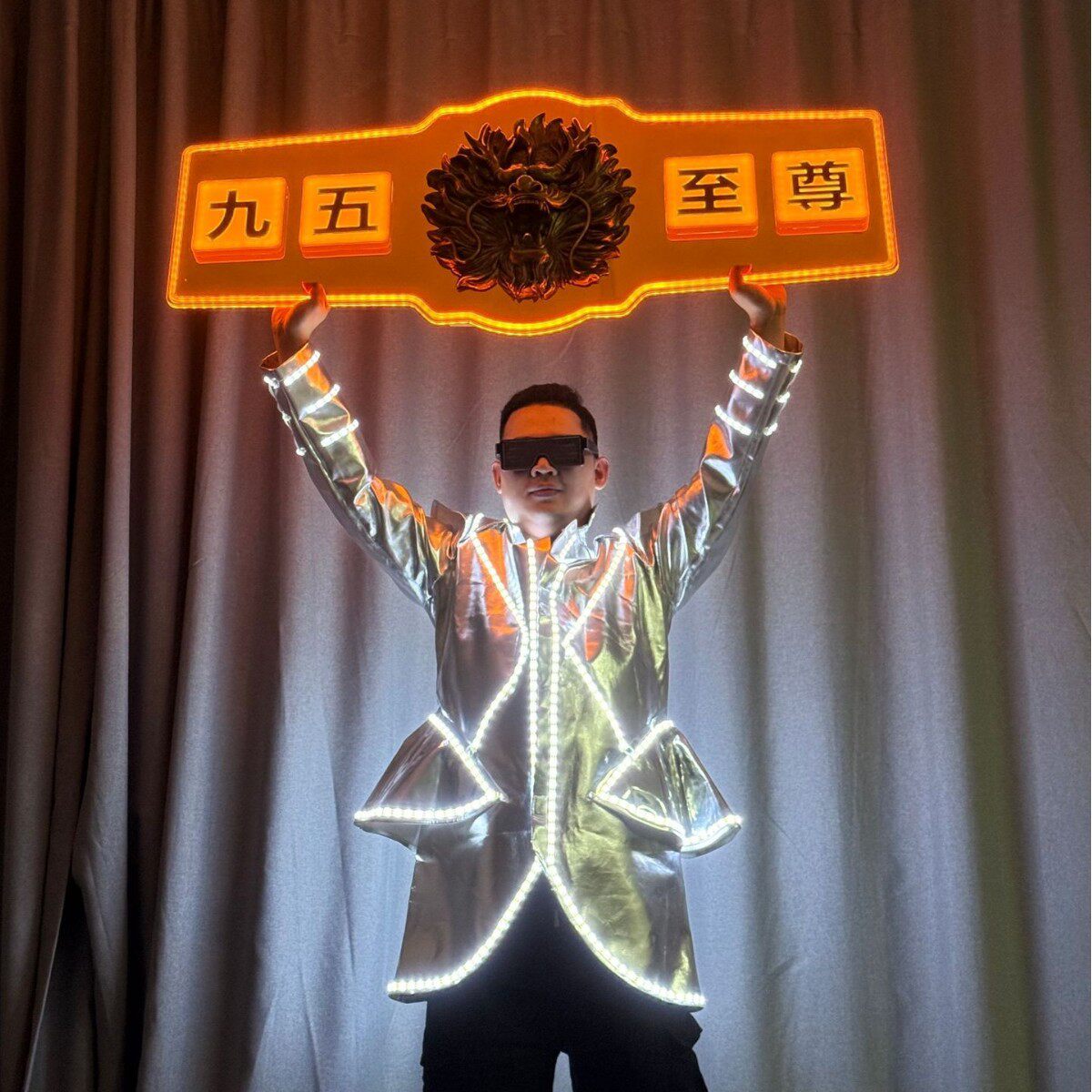 酒吧发光举牌出酒气氛LED发光道具手举牌广告牌表演演出服装