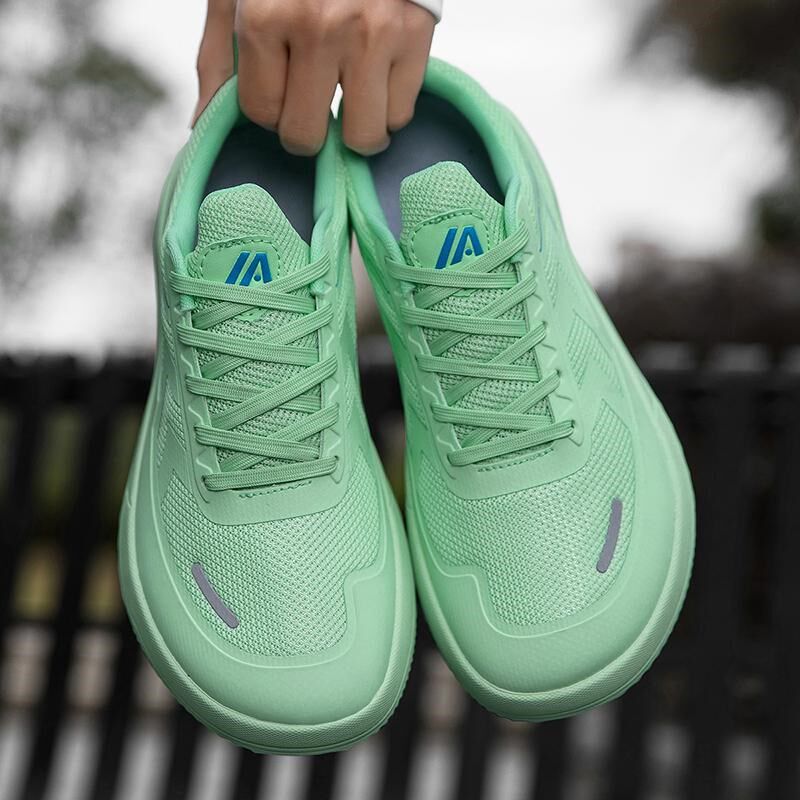 大码宽头板鞋春季新款防臭轻便网面透气运动鞋加肥不挤脚宽松男鞋