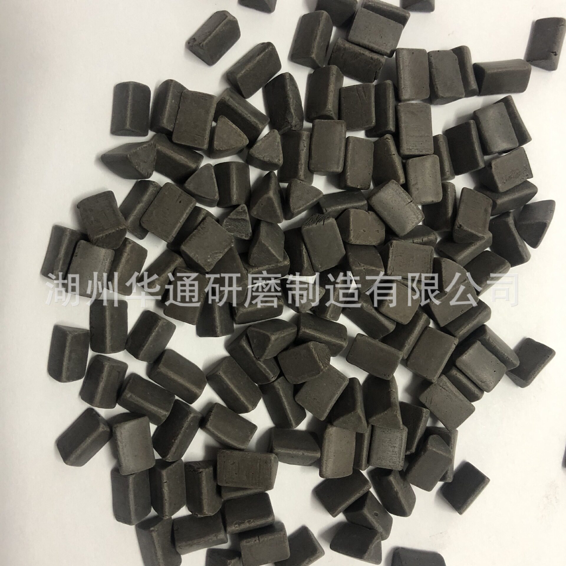 厂家生产去毛刺黑刚玉黑色颗粒碎片高耐磨高比重磨料人造