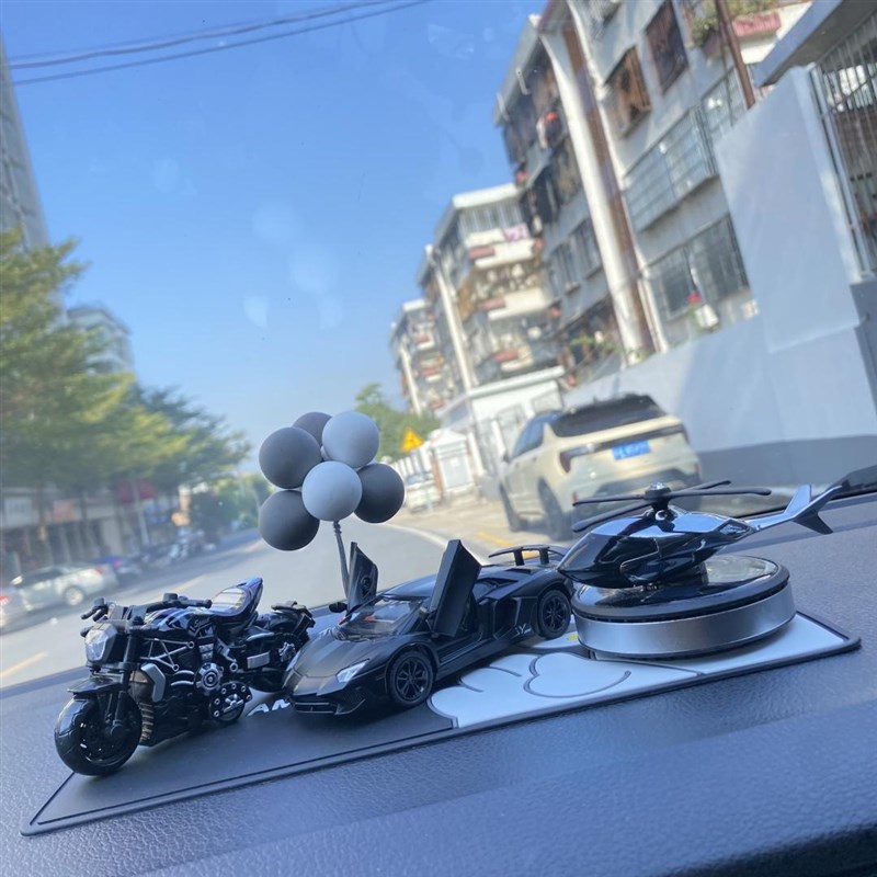 2024网红f新款汽车摆件中控台香薰高档车模型男礼物专用车内装饰