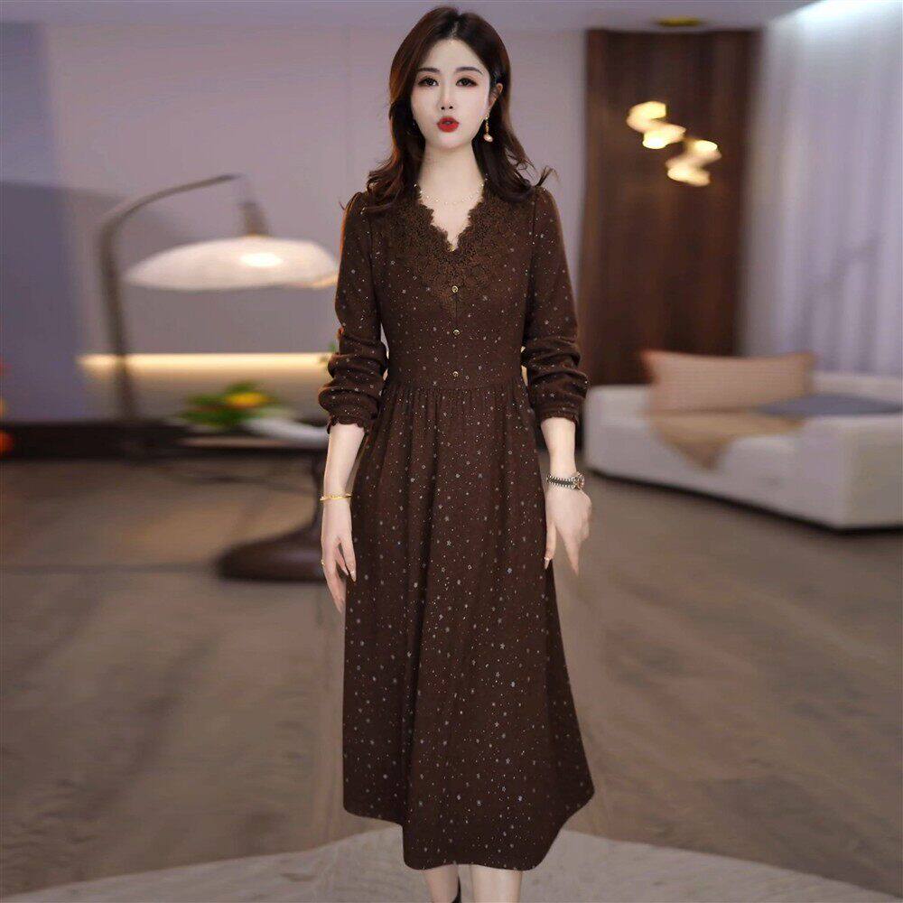 V领长袖波点连衣裙女2026秋季新款妈妈装减龄显瘦中长款加厚裙子