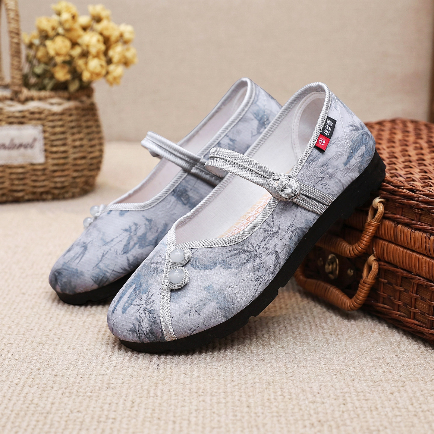 春秋新款老北京布鞋女绣花鞋软底防滑软面透气清爽单鞋时尚妈妈鞋