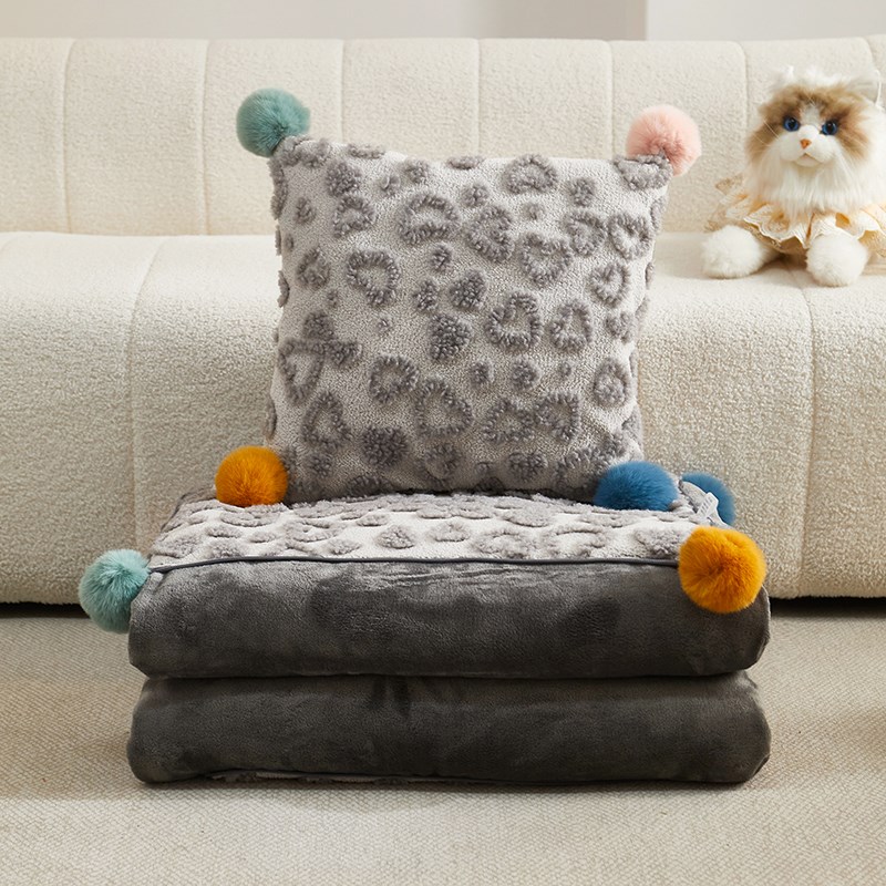 毛绒抱枕被子两用二合一办公室午睡空调毯学生宿舍午休沙发盖毯