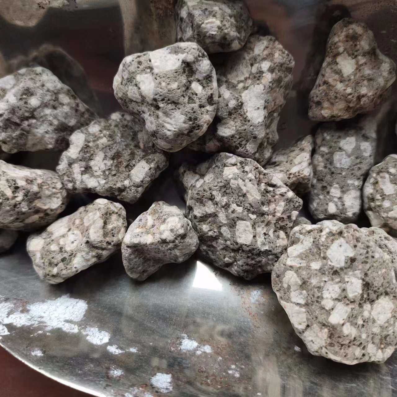厂家供应园艺麦饭石颗粒 水净化水处理硬质麦饭石滤料石子