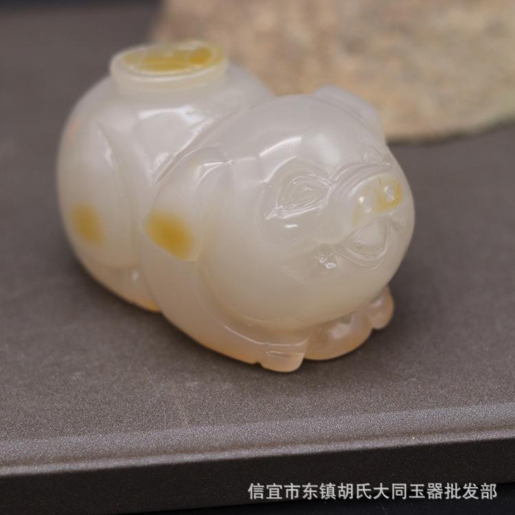 热销天然玛瑙小猪手把件小摆件 玉髓招财猪 玛瑙生肖猪手玩件