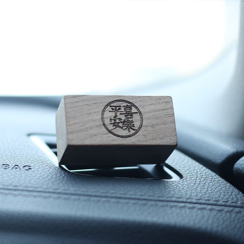 车载扩香木香薰摆件汽车内出风口精油香水香氛室内空调实木扩香器