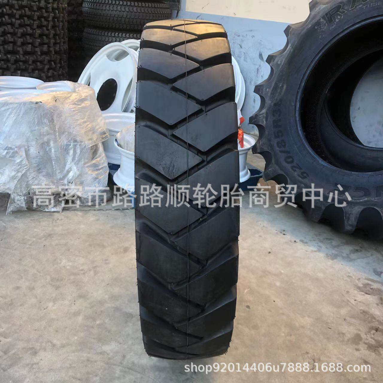 银宝宽体自卸车轮胎1300-1400R2513.00-1400R25矿用工程轮胎