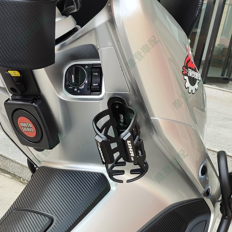 适用春风150SC踏板摩托车改装配件水杯架饮料水瓶无痕粘贴支架