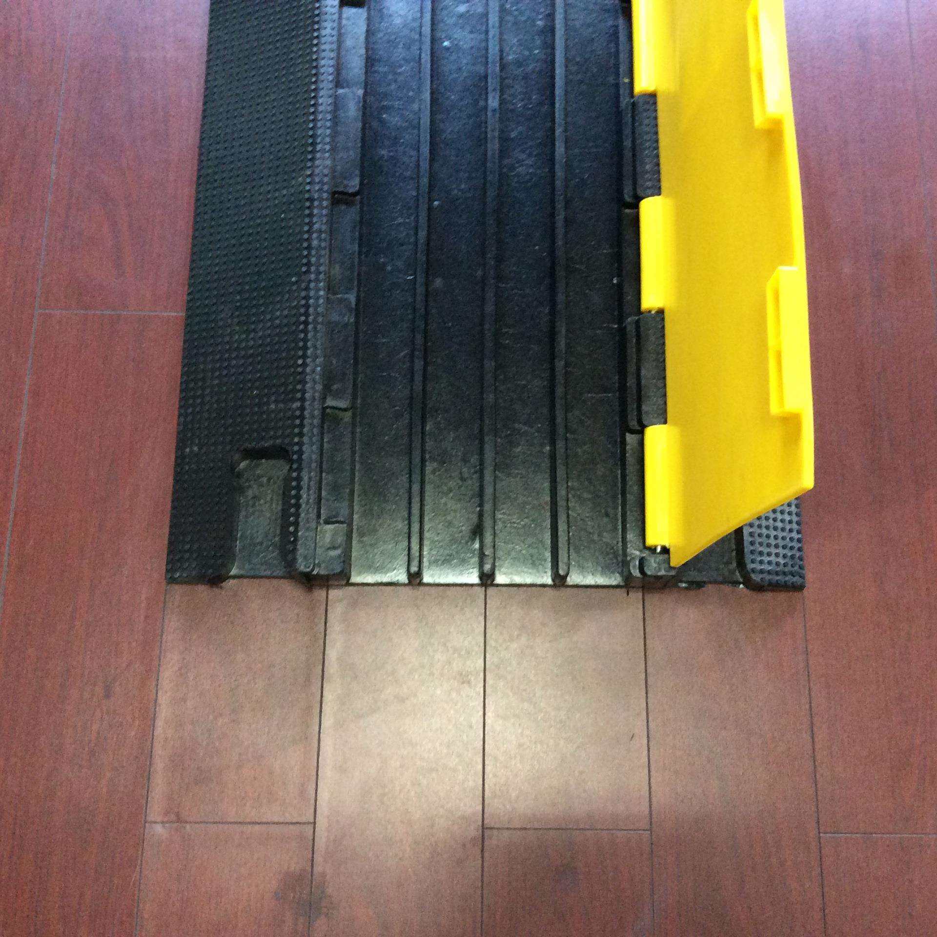 四槽过线橡胶块 特殊减速带 过水管用多槽橡胶减速带 电线保护板