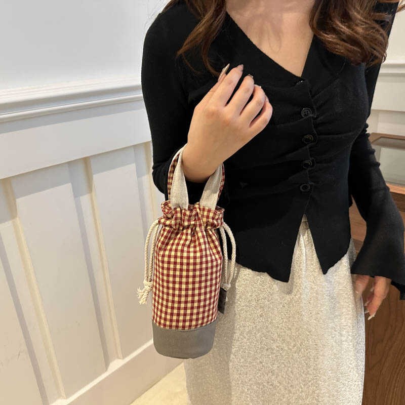 杯套手提小拎包韩系手工布艺通用新款棉麻怀旧格子抽口水桶水杯袋