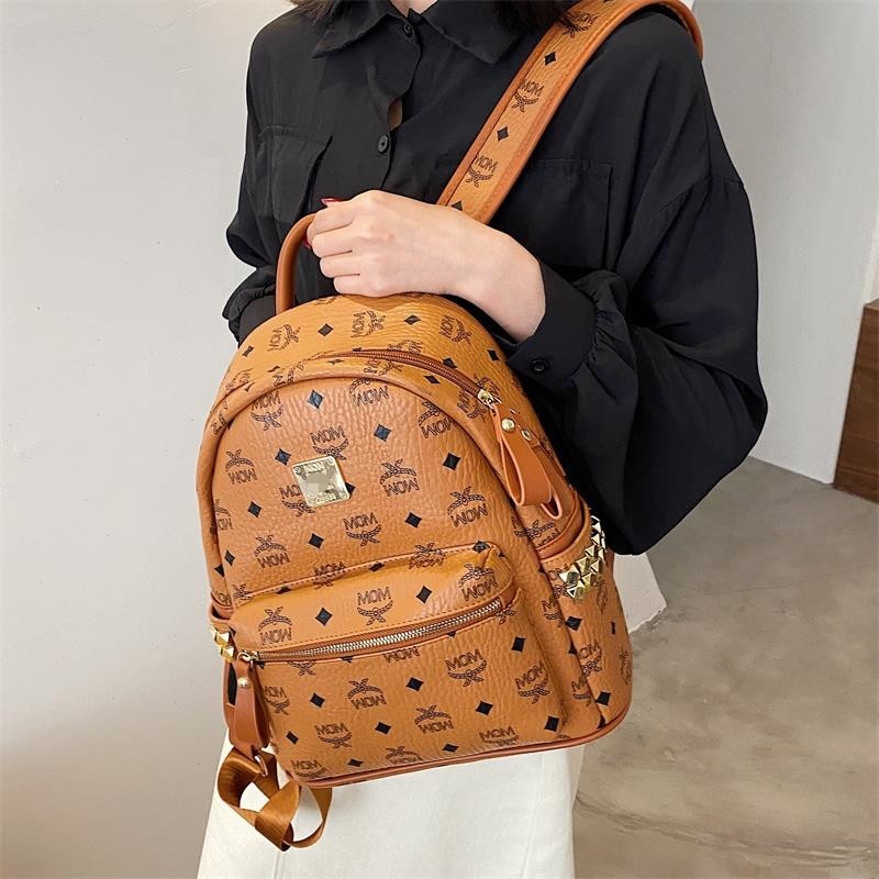 2021新款双肩包女韩版时尚印花书包女士百搭大容量铆钉旅行背包潮