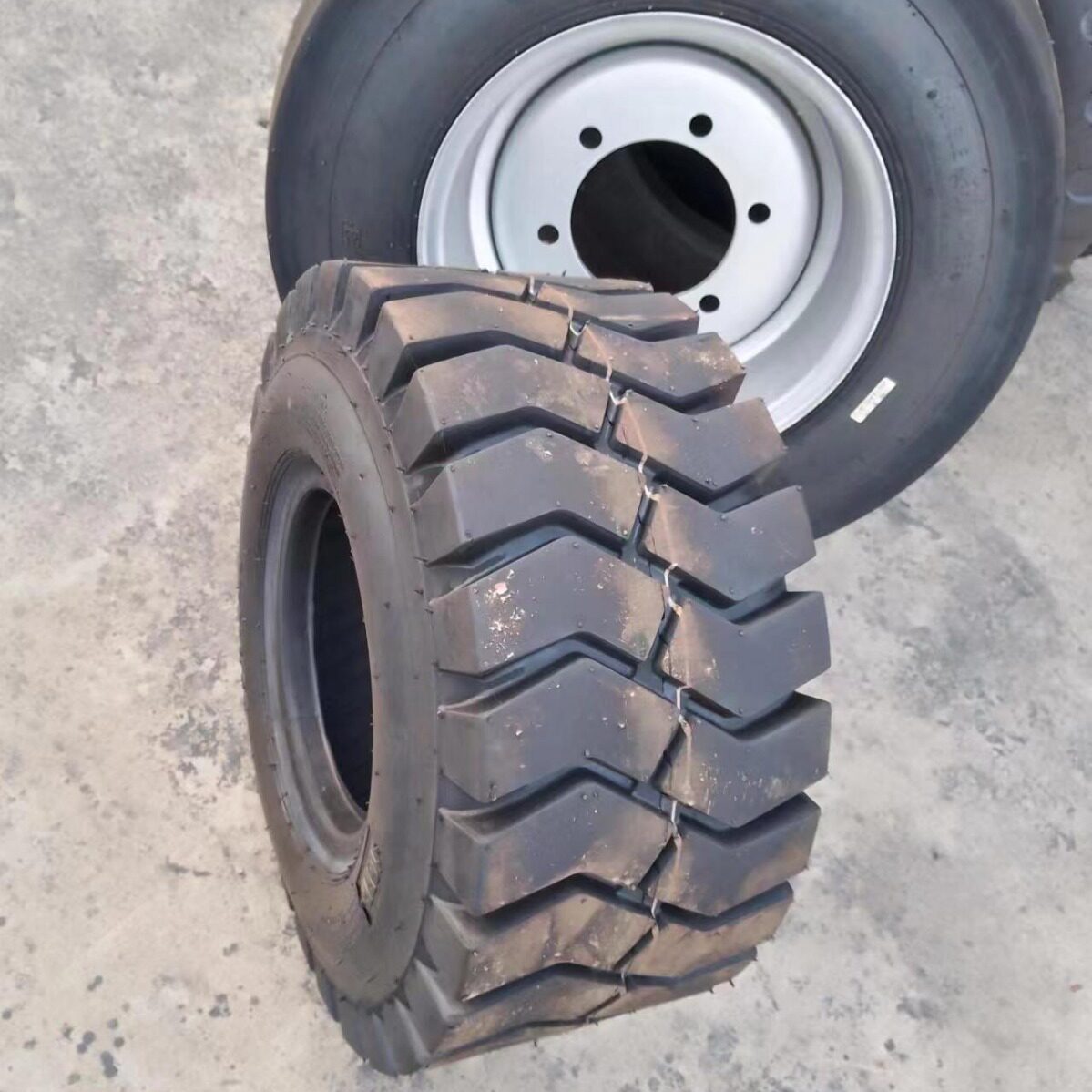 23*9-1023*10-10农业机械轮胎承重力强适合恶劣环境使用