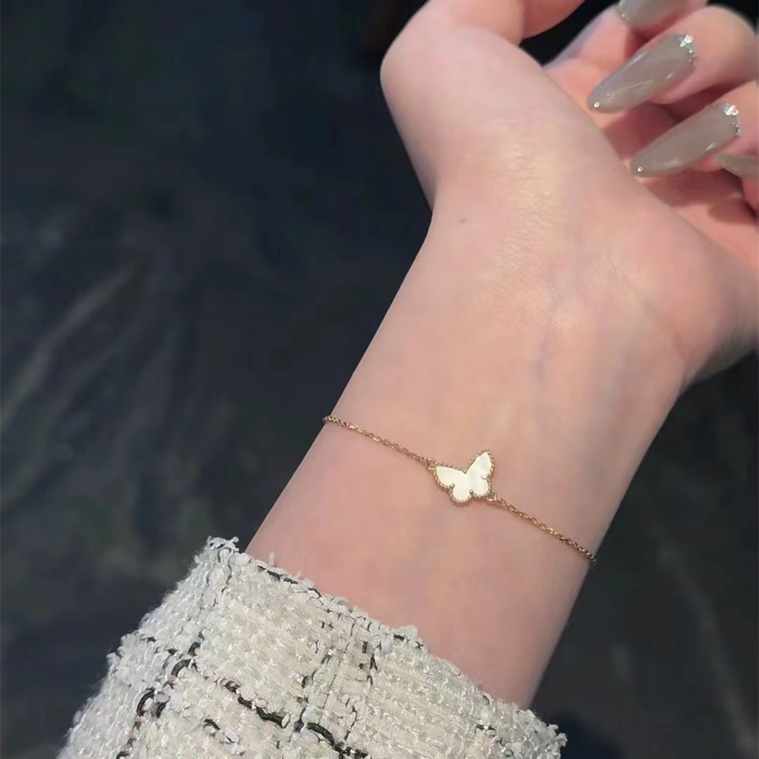 高版本蝴蝶手链女镀18k金轻奢小众精致高级感单钻镶嵌三叶草手饰