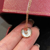 高版 本轻奢护身符项链女镀18k玫瑰金白贝母ins高级感红玉髓锁骨链