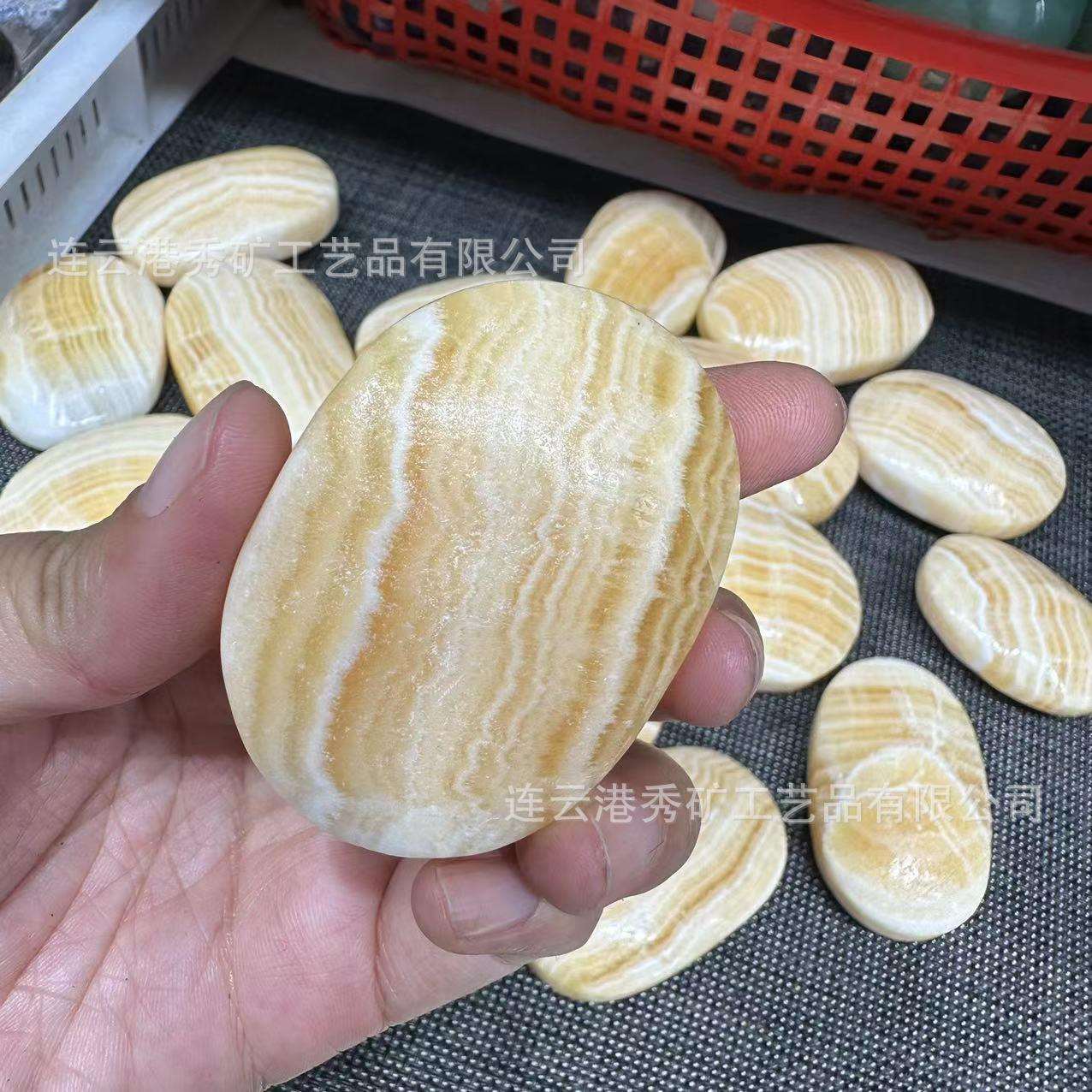 天然水晶把玩黄方解原石打磨晶洞石热敷香熏石手把件居家装饰摆件